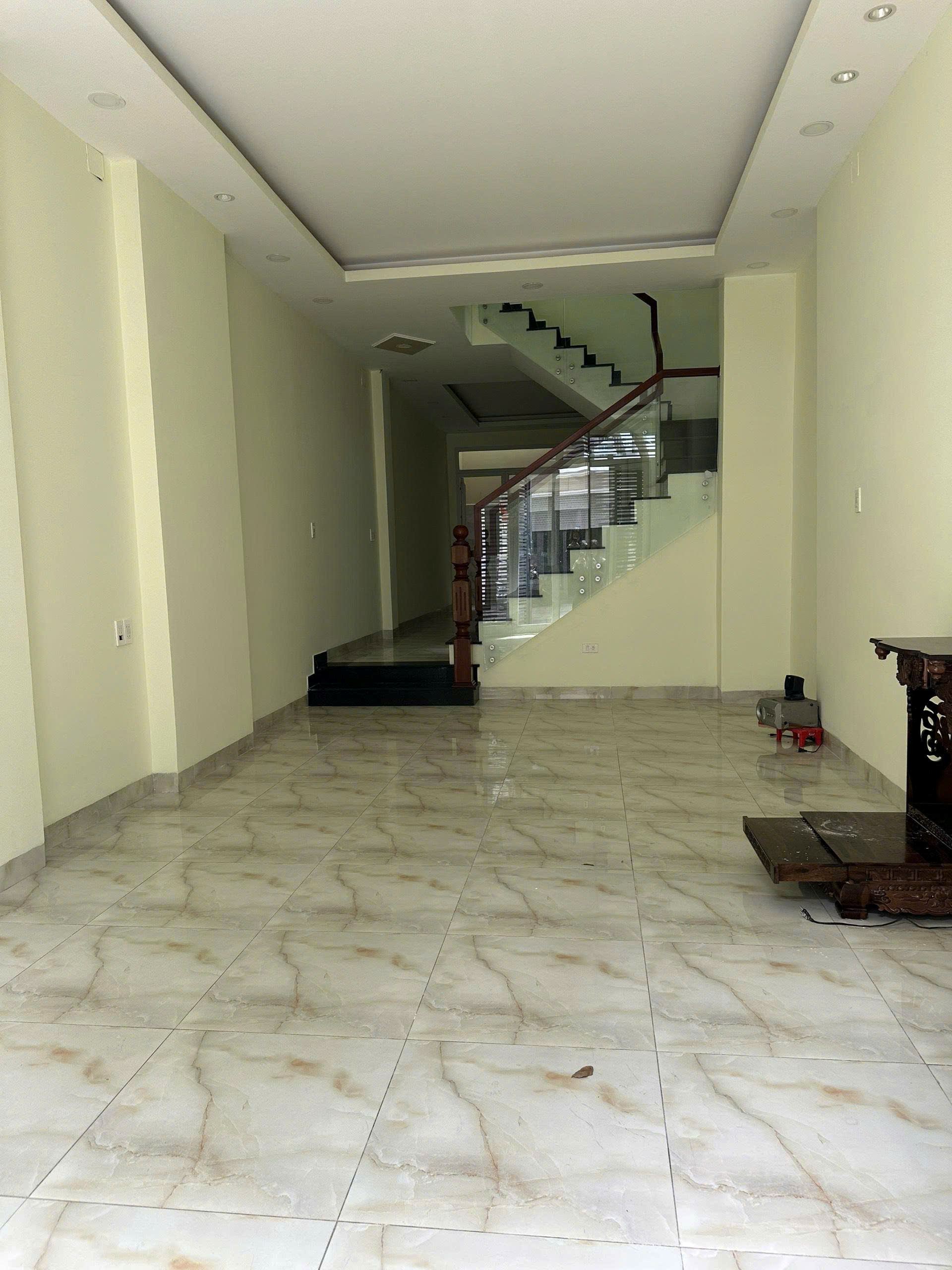 cần bán căn nhà 3 tầng  Đường 8C KĐT Lê Hồng Phong 2GIÁ 7,75 TỶ còn TL