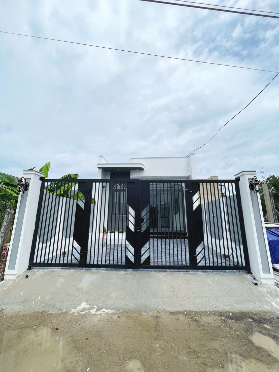 Bán nhà Mới xây móng cao ráo sạch đẹp, chắc chắn.95,7m2Giá bán: 1 ty 530 triệu