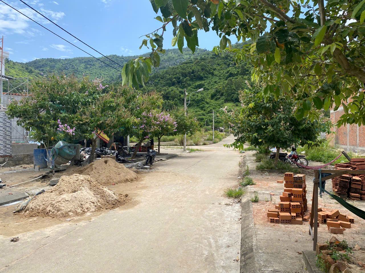 Bán đất biển Dốc Lết - Đông Cát - Ninh Hải   DT : 142m2, 32tr/m2 mọi thông tin chi tiết vyui lòng lh e Trinh