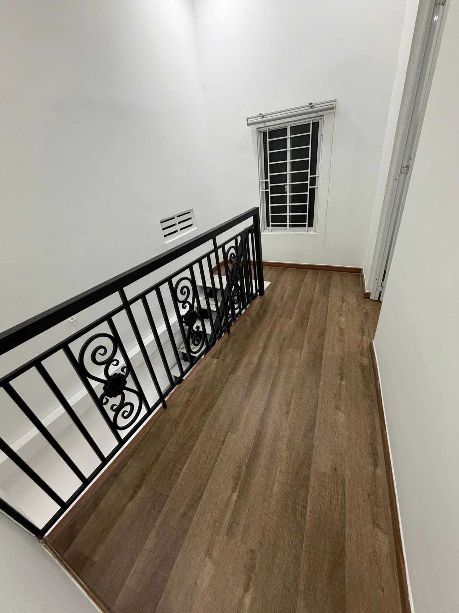 Bán nhà 1 trệt 1 lầu hẻm dt 40.7m2 giá bán 3 tỷ vui lòng liên hệ e Trinh