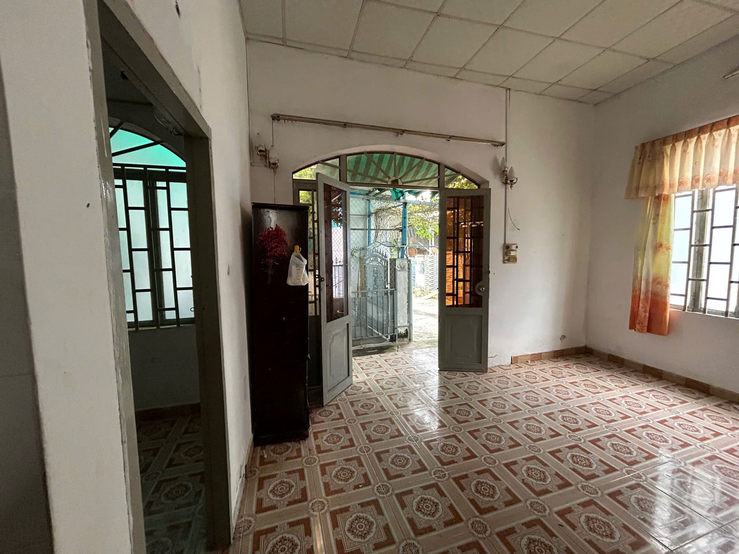 bán nhà 3 tầng đường Lang Liêu Bắc Nha Trang dt 62.3m2 giá bán 3ty200 lh e Trinh