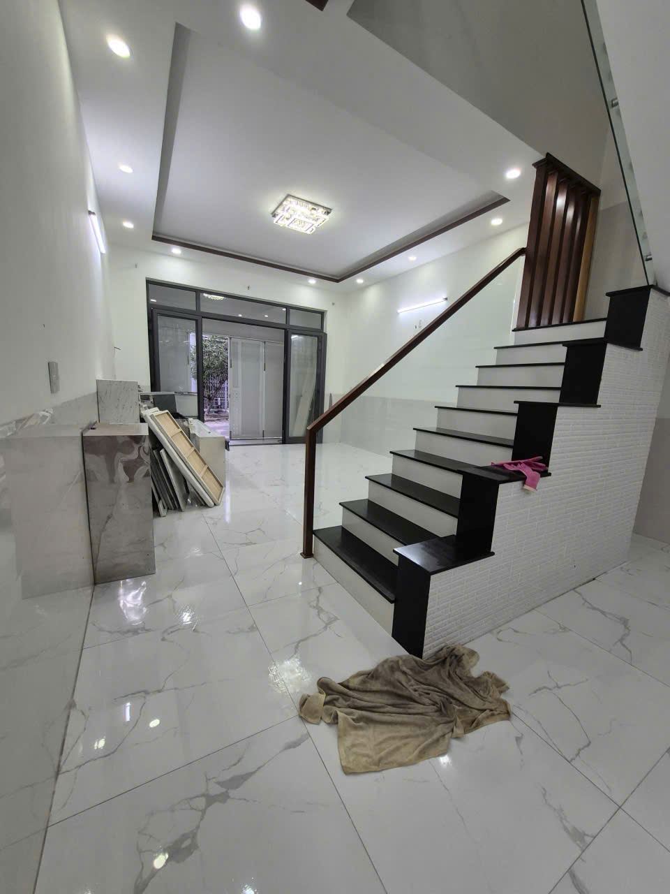 bán nhà 2.5 tầng đường Nguyễn An Bắc Nha Trang dt 69m2 Giá bán 6 tỷ liên hệ e Trinh