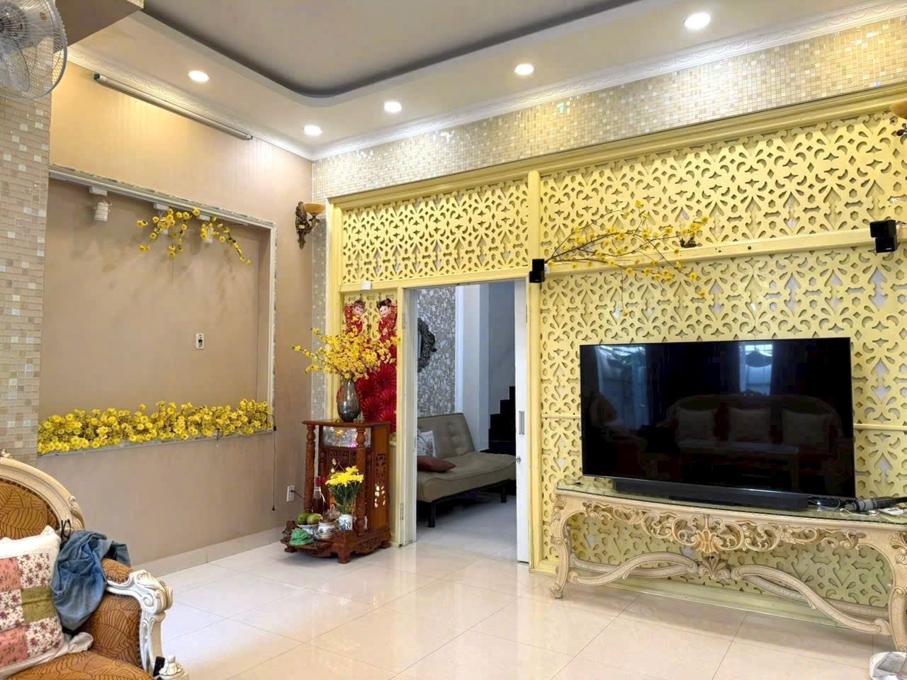 Bán nhanh nhà mặt tiền Trần Bình Trọng khu bàn cờ trung tâm Nha Trang DT: 70m2