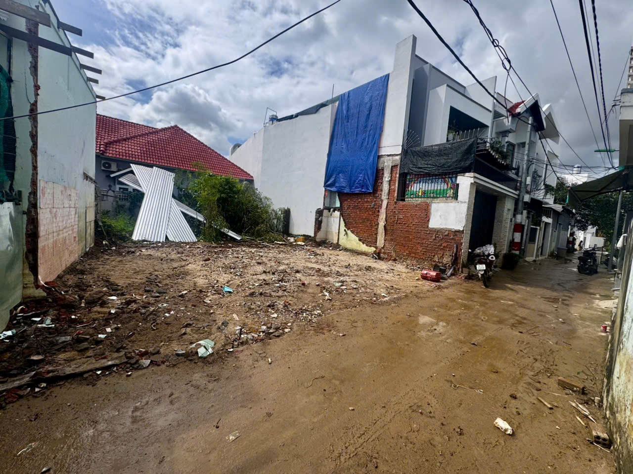 bán lô đất ngay trạm y tế Vĩnh Ngọc siêu đẹp dt: 73.3m2 giá bán 2.5 tỷ lh e Trinh ạ