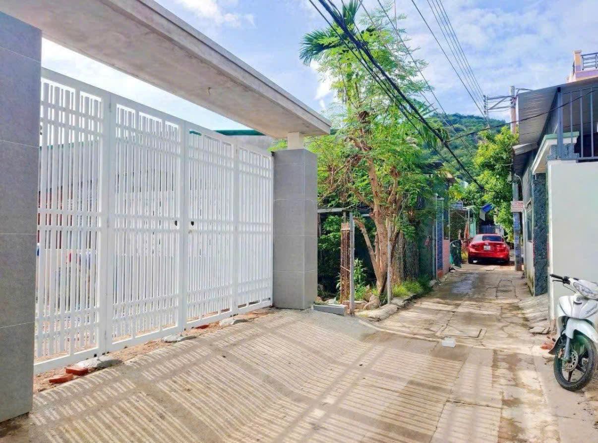 cần bán lô đất hẻm nguyễn khuyến DT 257m2 giá bán 9ty250 lh e Trinh