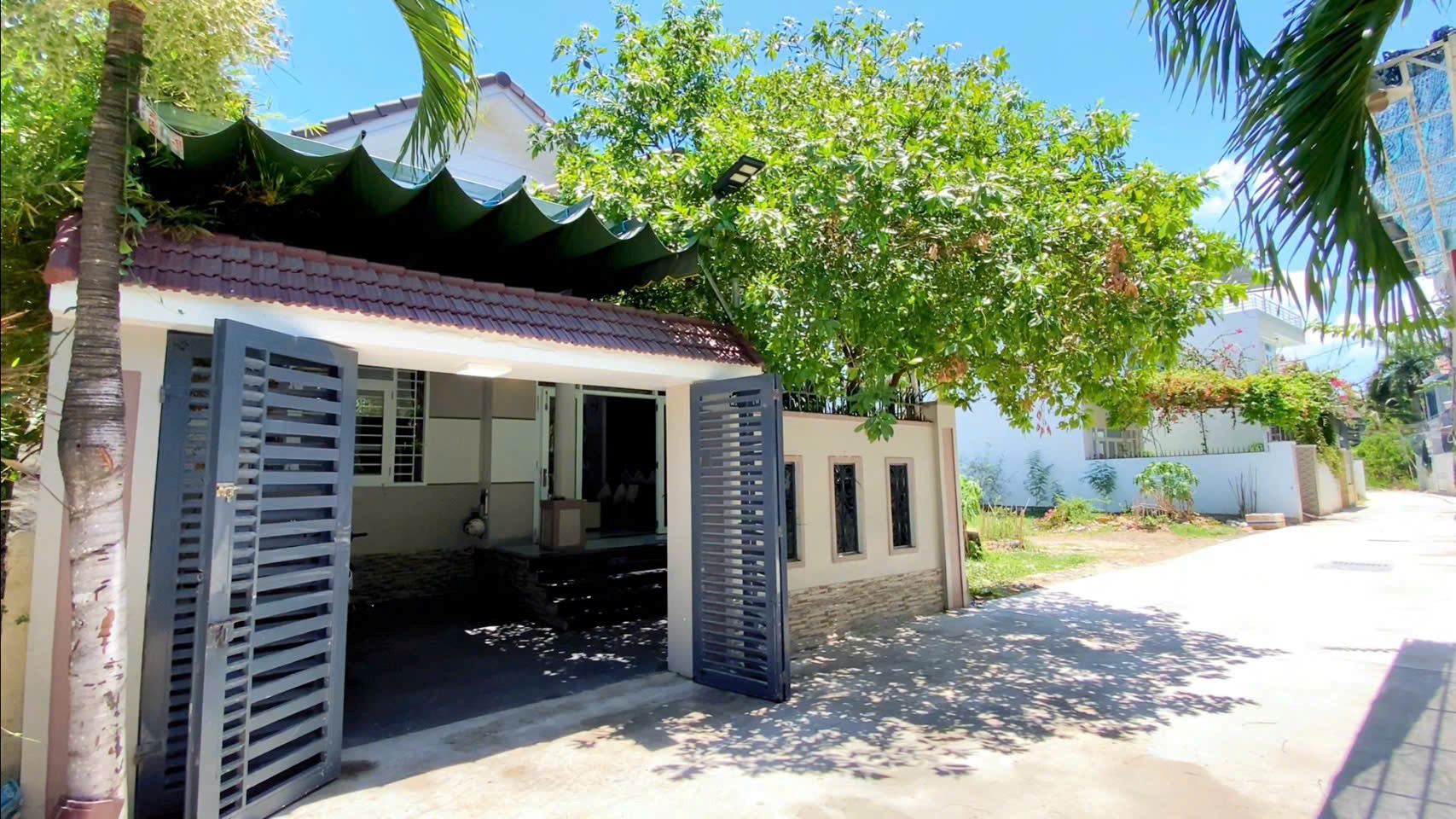 nhà đẹp phố biển Vĩnh Thạnh, Nha Trang dt 120,5m2. Giá bán: 3 tỷ650