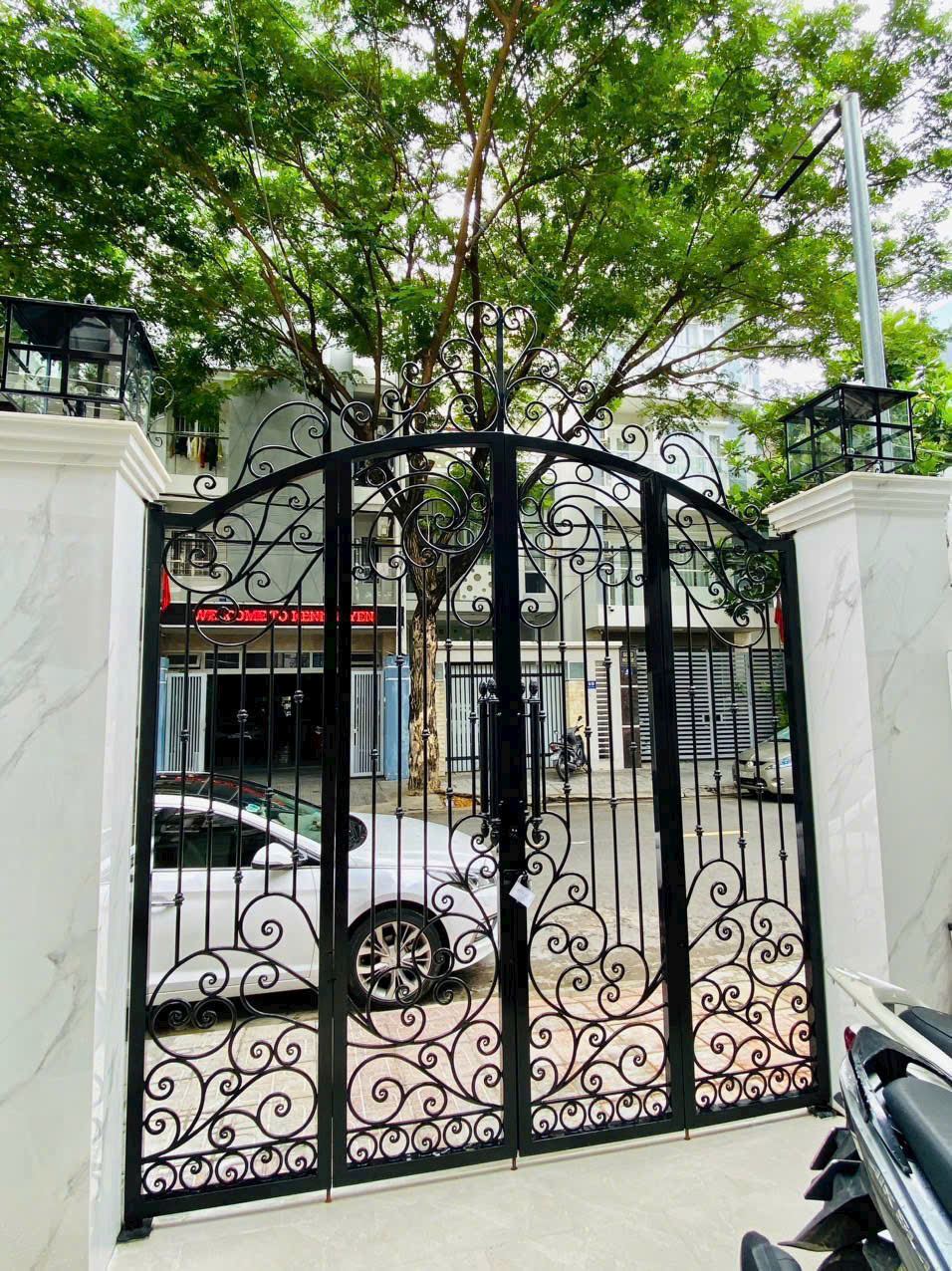Bán nhà 1 trệt, 1 lầu hiện đại – vị trí đẹp, dân trí cao!      Diện tích đất: 70m²      Diện tích sử dụng: 125,6m²Giá bán: 4,7 tỷ...